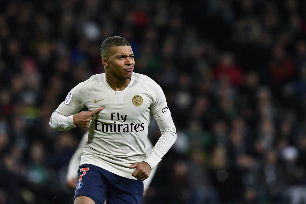 “APP年度报告”成买卖，“品味”从来不必表演 | 封面评论